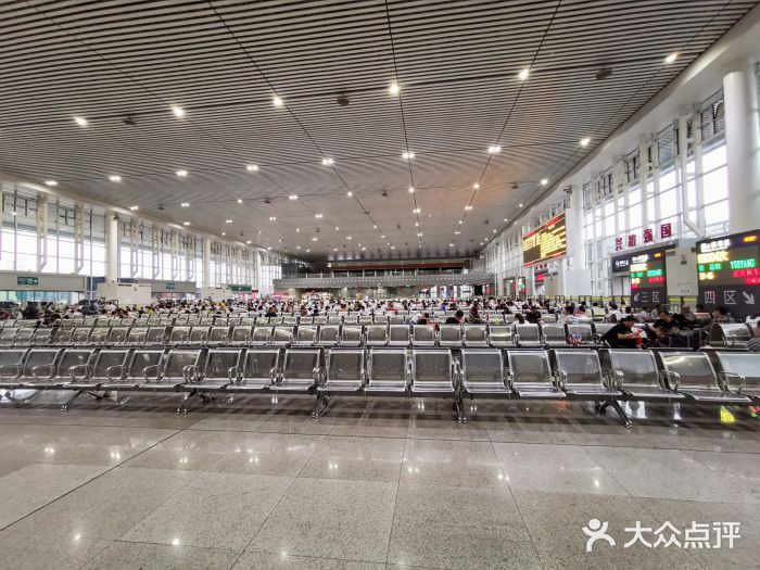 深圳东站火车站内候车大厅图片