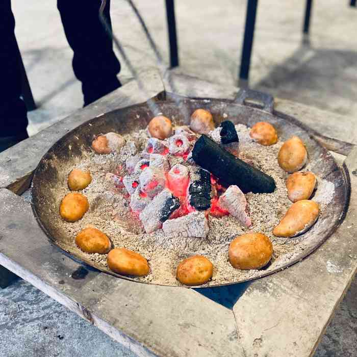 里面有院子,有活,还有烤篝火的地方大川镇美食芦山大川镇美食