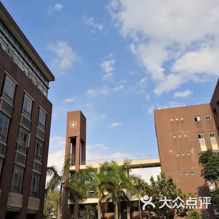 广东省实附属天河学校停车场