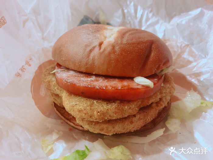 麦当劳(首都机场t3航站楼餐厅)俄式红肠双鸡堡图片