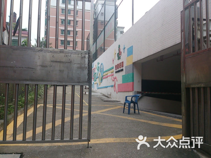 建设六马路小学门口