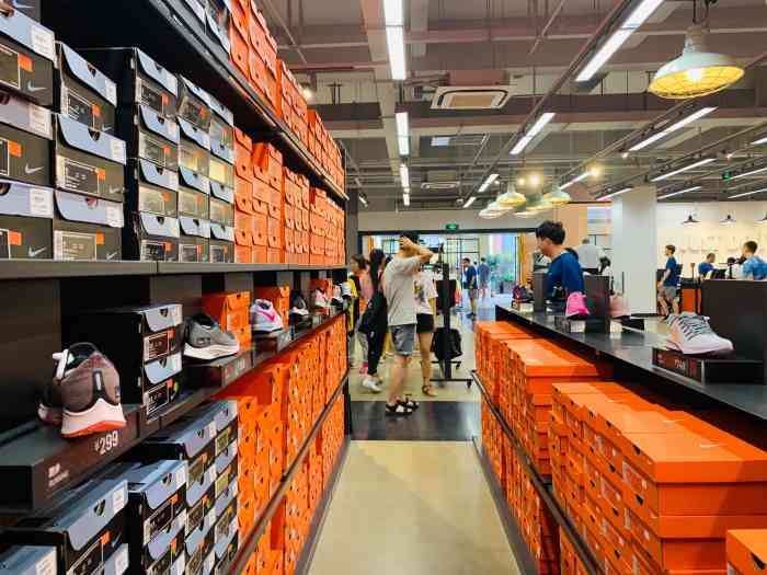 nike西安临潼换季优惠店-"临潼奥莱nike人真的超级多,好像nik.