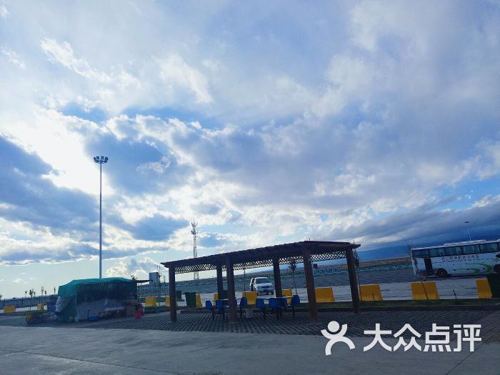 乌图布拉克服务区停车场图片 第3张