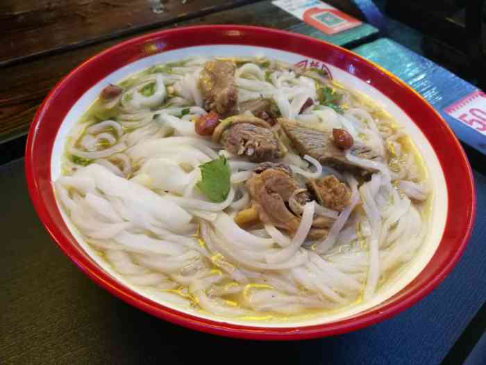 圩上老味老牌吴圩鸭肉粉"吴圩鸭肉粉是以鸭肉好,实惠分量多出名的.