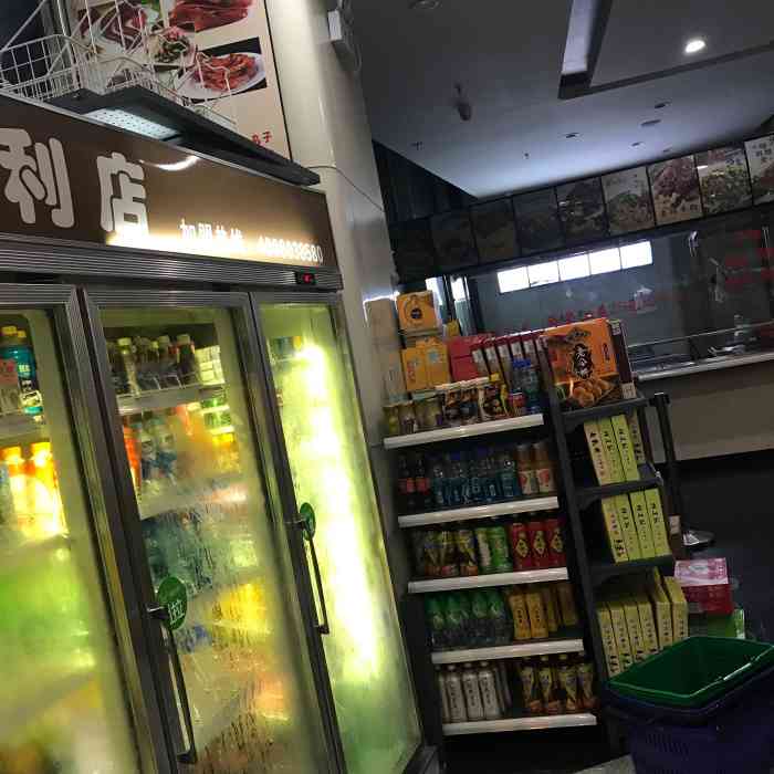 火车站里的一个小便利商店,整整齐齐的摆满了饼干饮料,还有新鲜荔枝