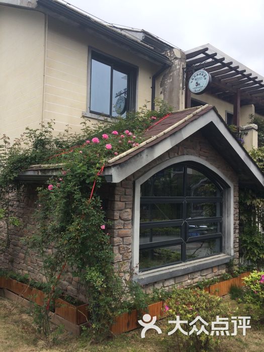 小区环境很好,欧式建筑风格,绿化面积很大,每栋房子前面都有停车位