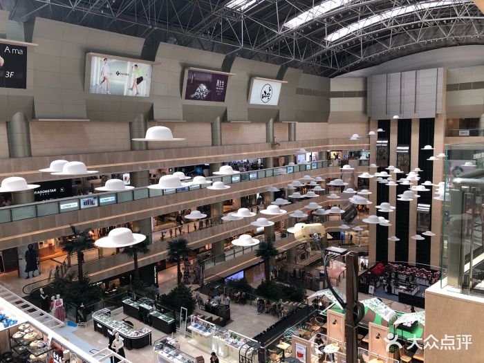 天津比较早的奢侈品商场了,价格望而生畏,.-海