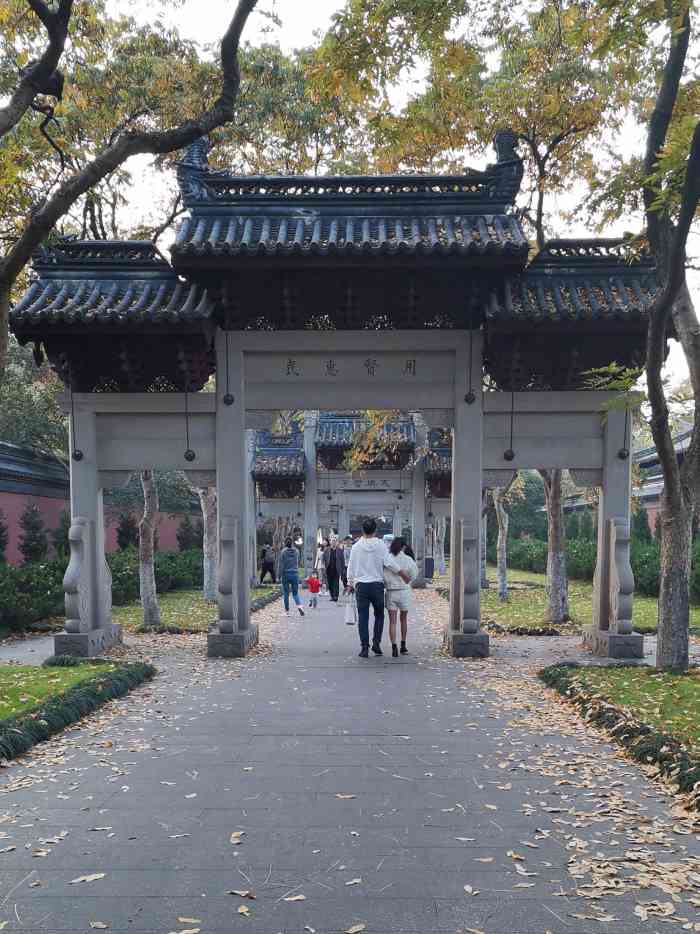 王者襟度-"就在南山路上西湖边,很小的一个景点,旁边.