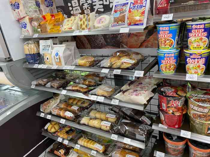 lawson超市发罗森(高梁桥店)-"在融汇国际大厦一角,也是不算大的面积.