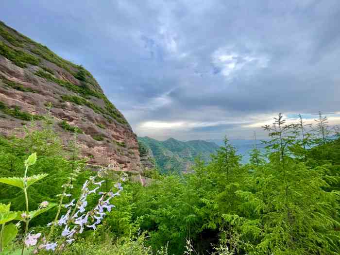 八峰崖石窟-"八峰崖陇南市西和县境内,旋挂在陡峭山崖