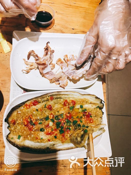 木屋烧烤:服务员态度冷漠,菜里有虫还会动.深圳