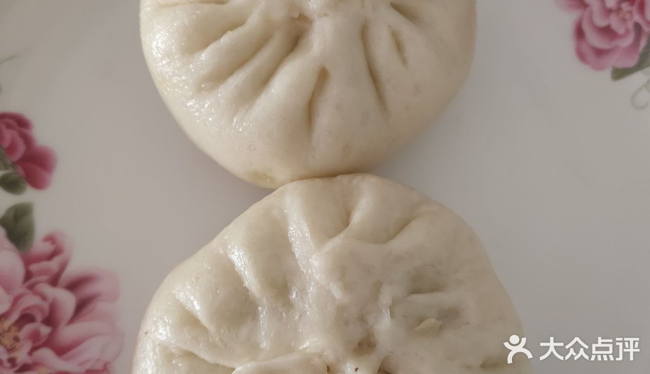 今天热了两个素包子,这应该是最后两个了