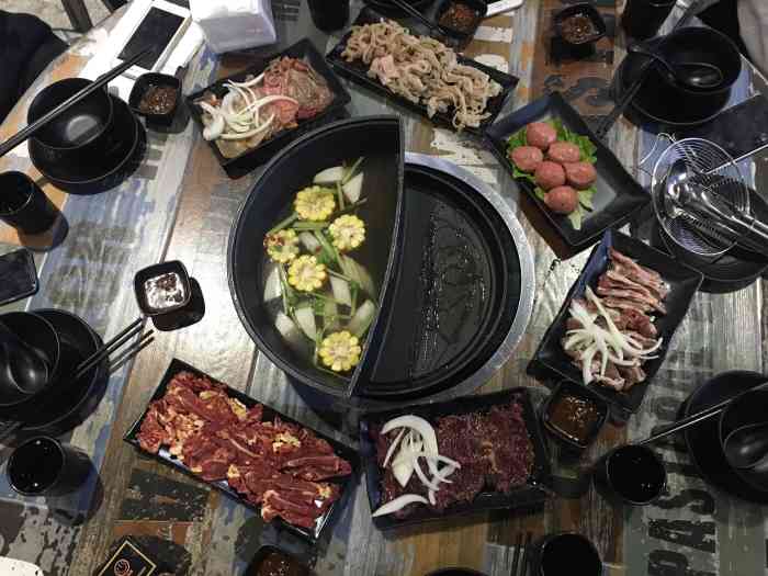 百年尾记牛肉火锅-"我是晚上来这里吃的首先我想说这里的服务态.
