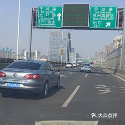 今天看样子恢复了平时一半的车流量,特别是石湖出口和劳动路出口这一