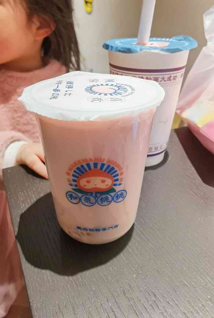 没有特别想吃的店,但被粉粉嫩嫩的奶茶吸引住了!