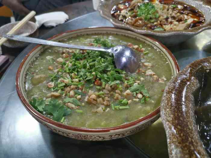 位于潼南区双江古镇景区边的特色美食唐肥肠各种各样的肥肠宴会两层的