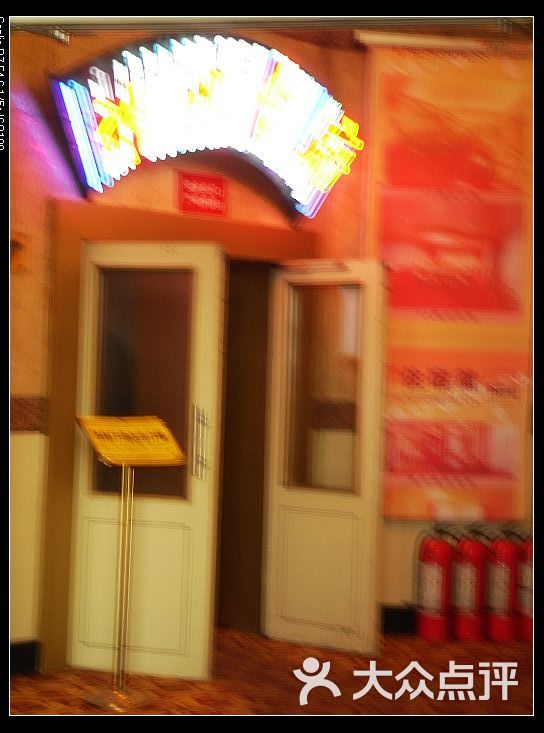 就在松花江边,酒店客房在12-18层,装修简.-神