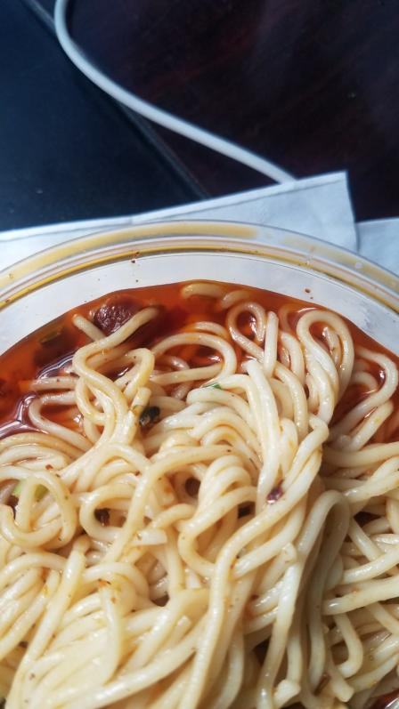 李掌柜重庆小面"叫的外卖,面里居然吃出苍蝇,店家说换,但.