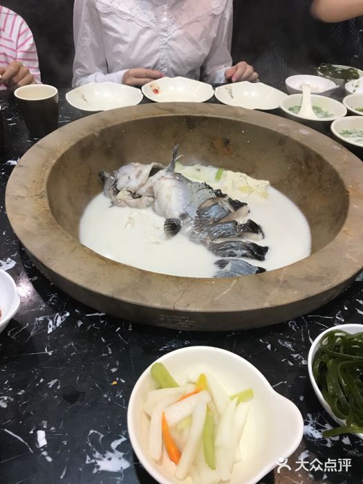 渔珺传奇云南原生态石锅鱼图片