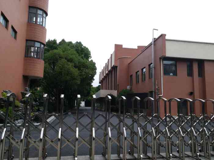 玉华中学-"金汤路近真光路上的一家民办初级中学,学校