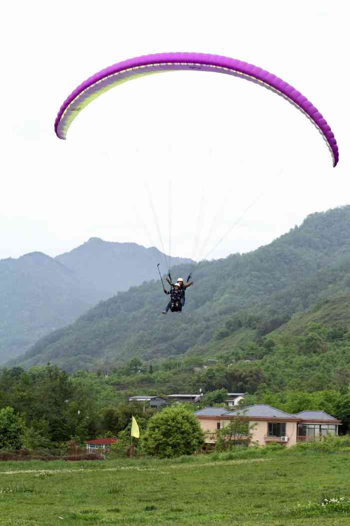 九龙山滑翔伞基地"去年去滑得,一直忘记评价了,还是挺刺激.