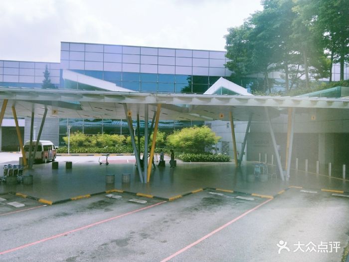 新加坡机场真的超大的,从t3走到t2走了都好.-
