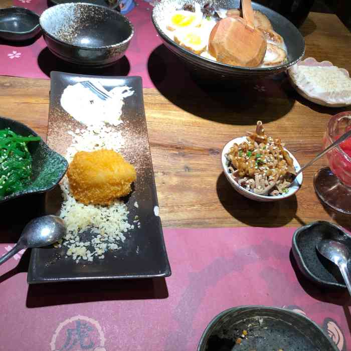 虎白料理(街道口店)-" 位置  在二号线和八号线交汇的街道口站.