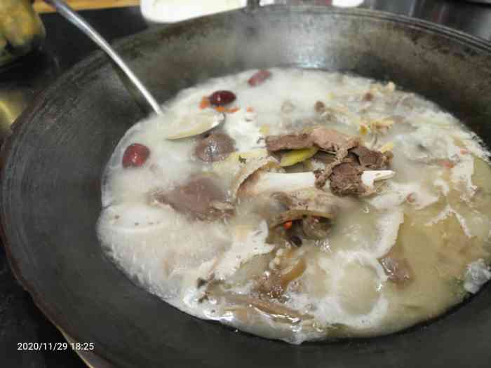 「烫皮羊肉火锅」端上来的那一刻我就爱了,喝了一口汤暖呼呼的.