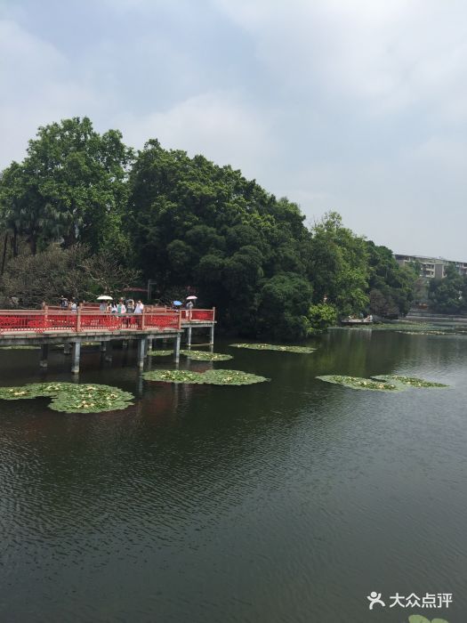 东山湖公园位于东湖地铁站附近,交通便利。.