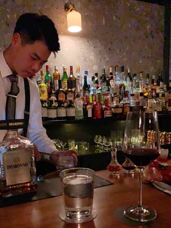 stir cocktail bar-"stir鸡尾酒吧位于fx酒店内,毗邻.