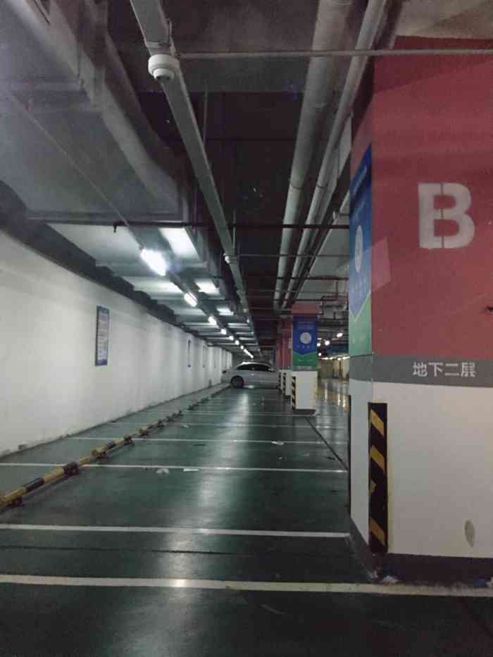 万达广场停车场(万达商业广场店"停车场较为简陋,毕竟好多年了.