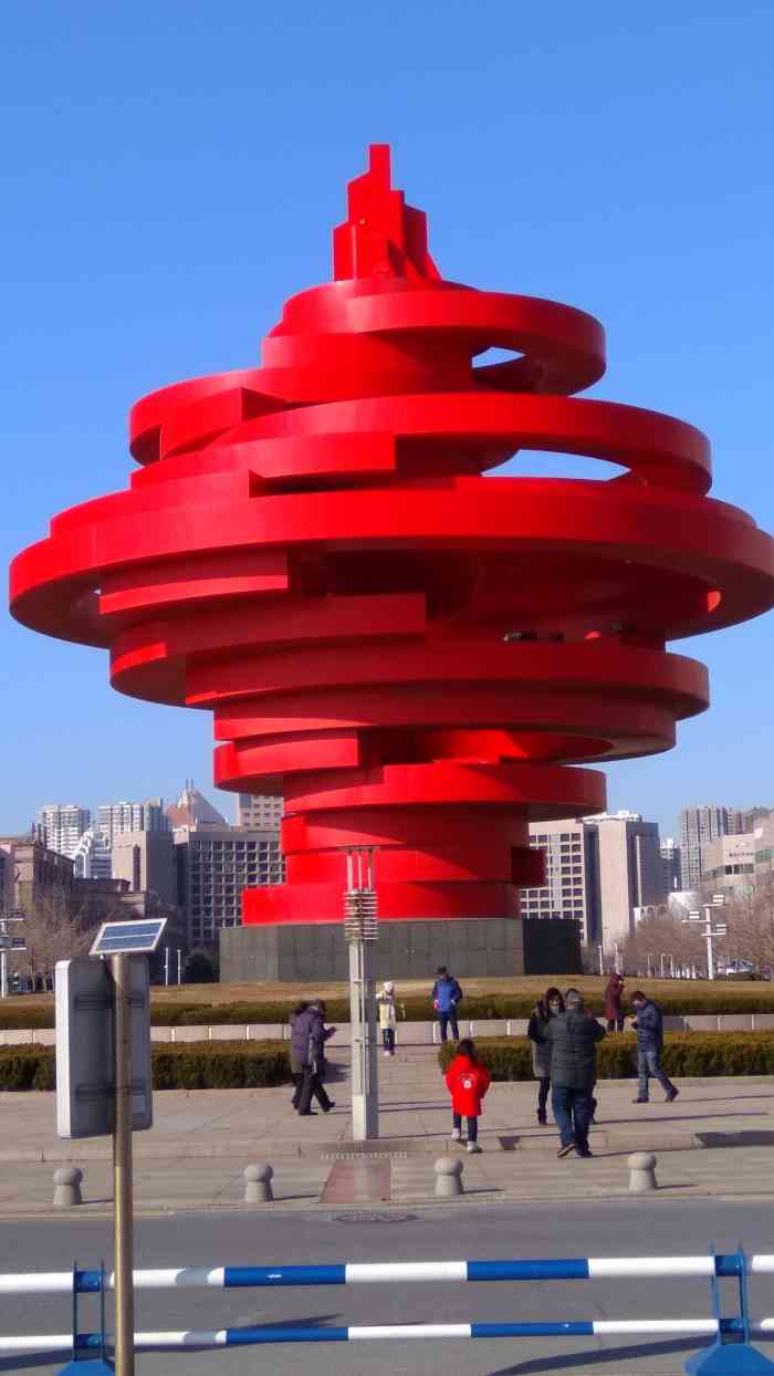 五四广场-"五四广场,青岛地标性景点.巨大的红色雕.