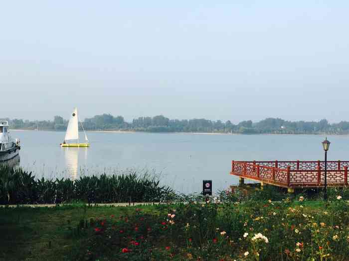 鹤鸣湖风景区-"鹤鸣湖位于鄢陵的一个人工湖,面积看起来蛮.