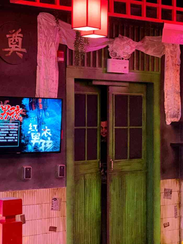 长藤密室(五一广场店)-"[鬼脸]剧情:第一次来玩密室,.