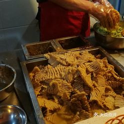 朱宏伟豆腐串夹馍(巩义店)  初中母校门口,曾有一家摊点卖烧饼夹豆腐