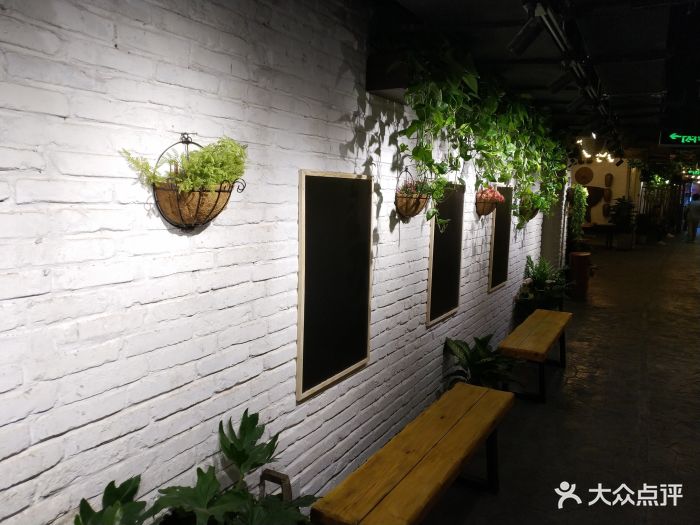 中午出来觅食,发现食宝街二期开了,就在一.-食