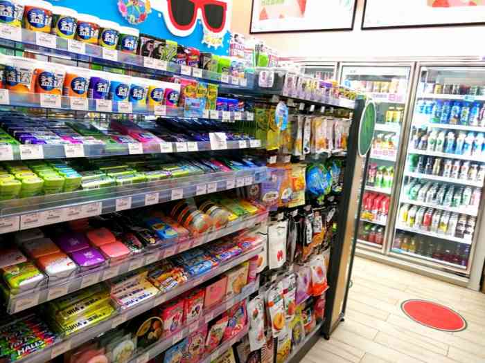 有家便利店(光谷国际广场店)-"灯火通明的晚上,有24店