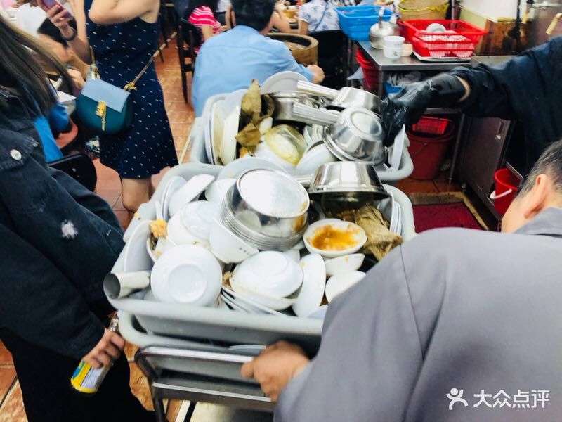 害我好找啊。这个破破烂烂的老楼。人多.-莲