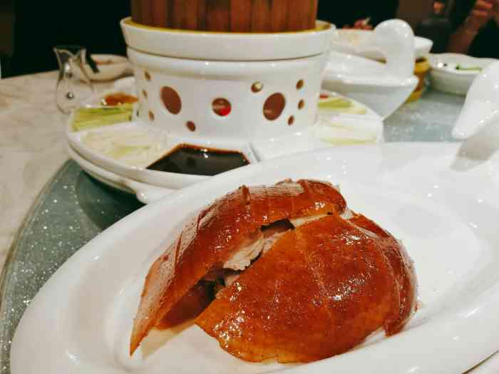鸿运坊家宴烤鸭·杏花村酒家"一家人周末过来吃饭,外面看起来感觉楼