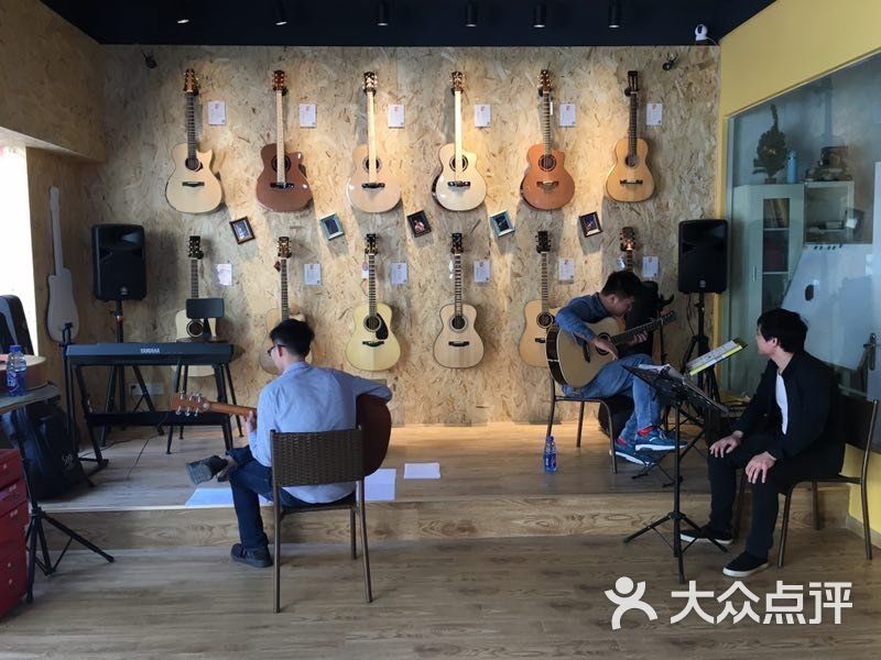 芬格琴行吉他尤克里里十年老店