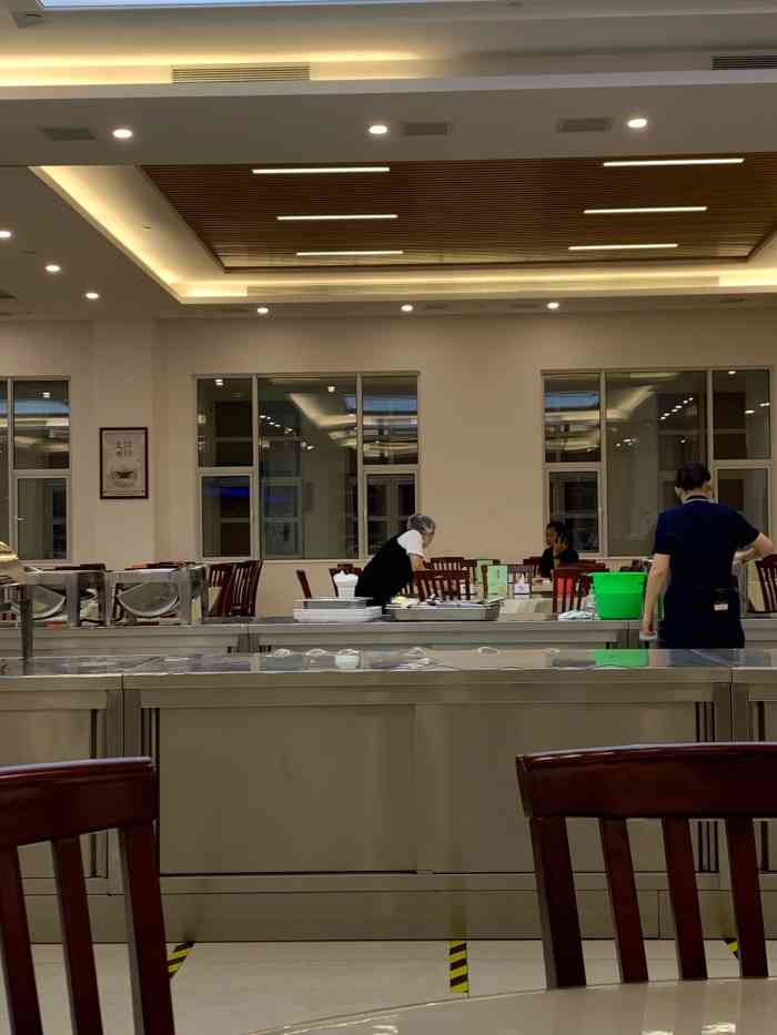 天津市委党校餐厅"单位开会来过,是自助餐,干净卫生.
