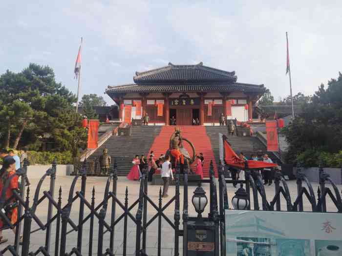 北戴河历史文化博物馆和秦皇宫是一个景区现在是半价门票30元钱里边有