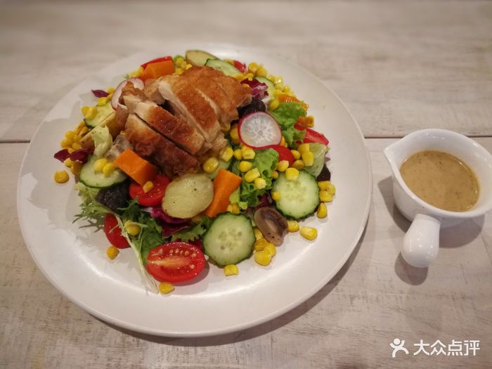 招牌原野烤鸡腿肉沙拉