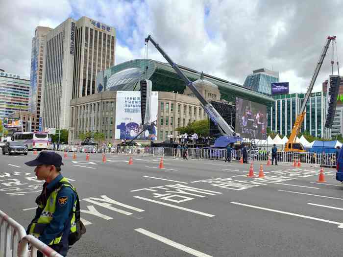 首尔市政厅-"首尔市政厅是首尔市政府的办公室所在地