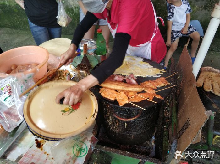刮台风也要来吃的许阿姨鸡蛋饼!刮风下雨阿.