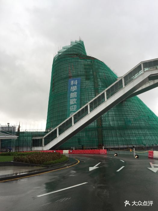 澳门科学馆占地面积六万二千平方米,主体由.