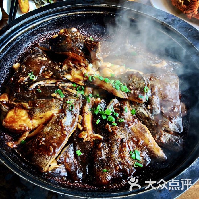 酱香石锅深海碟鱼头