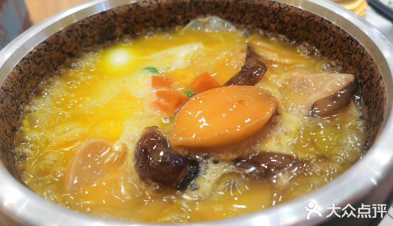 它在我心目中,是大东区最被低估的一家小吃快餐,招牌佛跳墙捞饭,冻柠