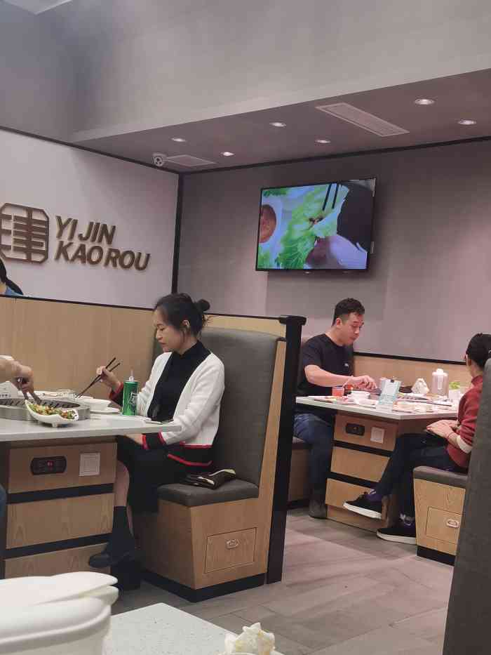 亦津烤肉(叮叮mall店)-"「津品五花肉」包着生菜吃可口又不腻「土.