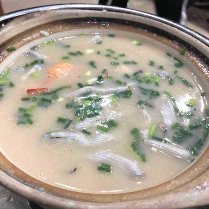 团了一个双人套餐  很正宗的广东菜 泥虫蚝虾粥 听说是廉江高桥的特色